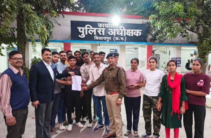 बिलासपुर पुलिस को मिले 17 नए आरक्षक, एसएसपी रजनेश सिंह ने सौंपे नियुक्ति पत्र
