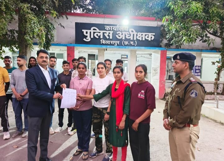 बिलासपुर पुलिस को मिले 17 नए आरक्षक, एसएसपी रजनेश सिंह ने सौंपे नियुक्ति पत्र