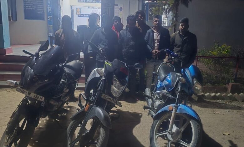 Bilaspur Crime News:– बेलगहना के जंगल में जुआरियों के फड़ पर पुलिस की दबिश, एक लाख से अधिक जब्त