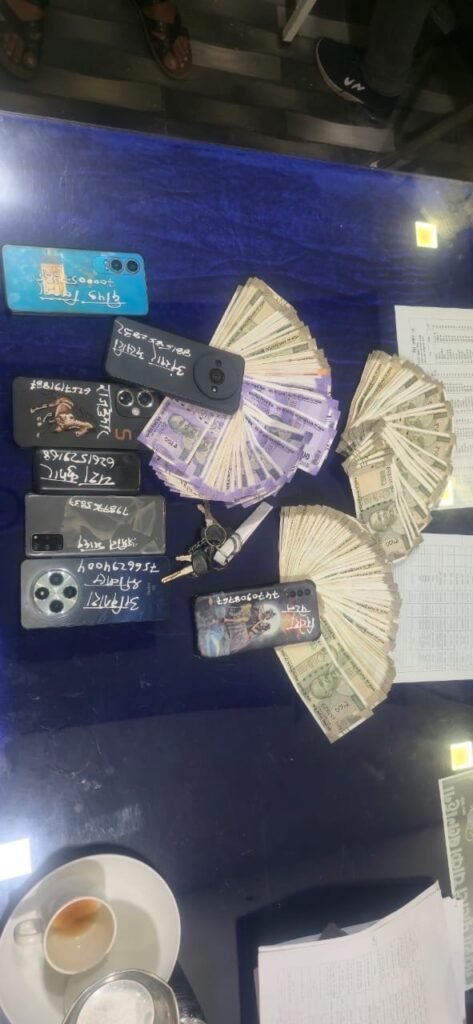 Bilaspur Crime News:– बेलगहना के जंगल में जुआरियों के फड़ पर पुलिस की दबिश, एक लाख से अधिक जब्त