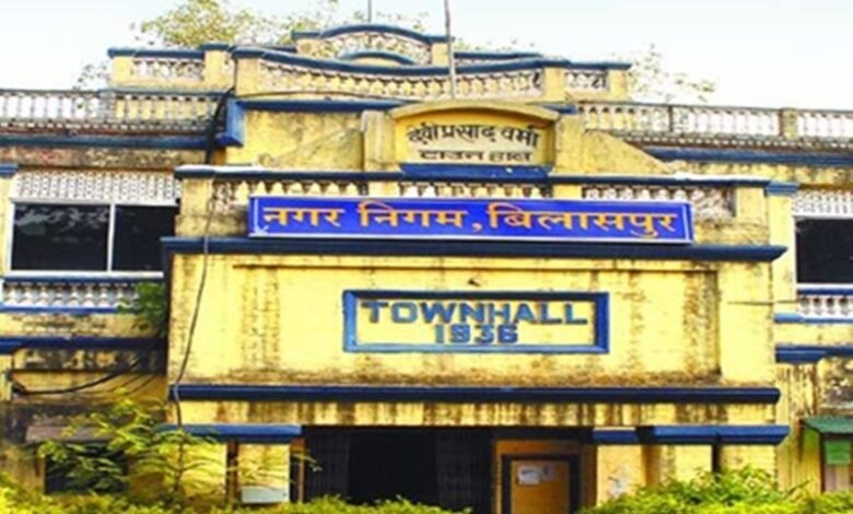 Bilaspur News:–निगम आयुक्त का औचक निरीक्षण, समय पर कार्यालय नहीं पहुंचने पर 18 कर्मचारी नदारद, सभी को नोटिस