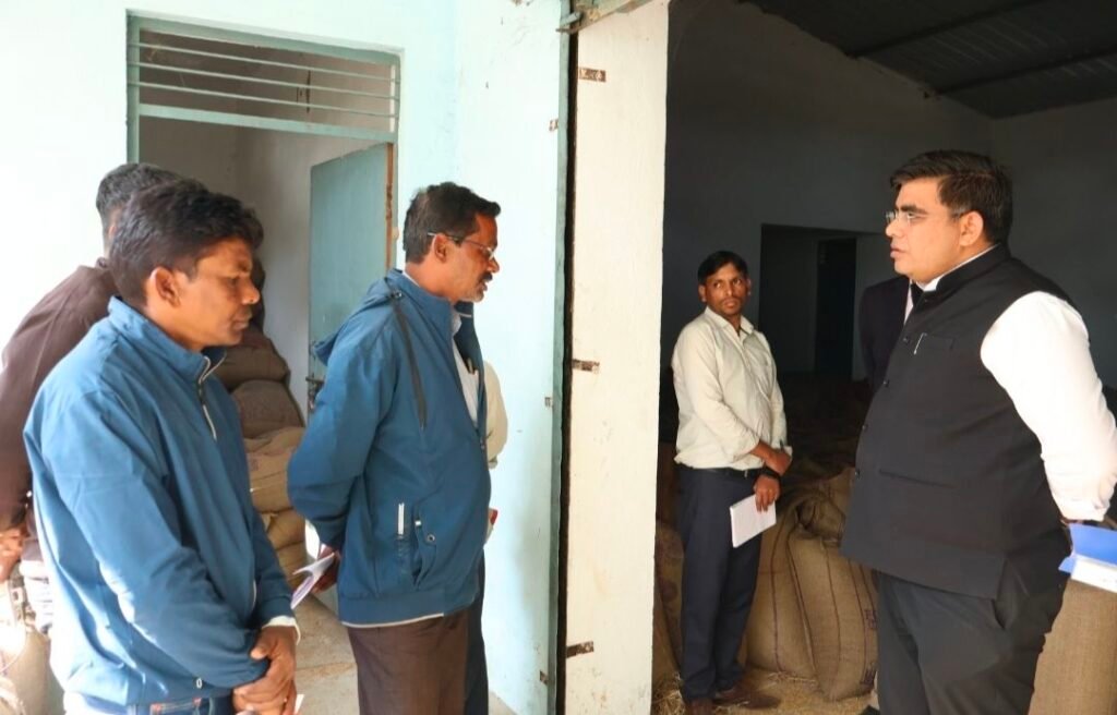 CG Paddy News:– कलेक्टर ने धान उपार्जन केंद्रों का औचक निरीक्षण किया, एक समिति प्रबंधक निलंबित, तीन प्रबंधकों को दायित्व से पृथक किया