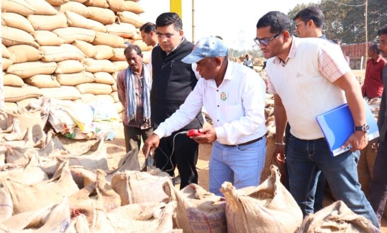 CG Paddy News:– कलेक्टर ने धान उपार्जन केंद्रों का औचक निरीक्षण किया, एक समिति प्रबंधक निलंबित, तीन प्रबंधकों को दायित्व से पृथक किया