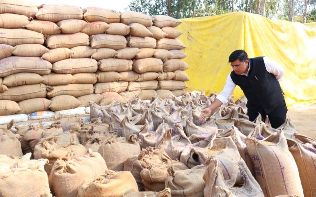 CG Paddy News:– कलेक्टर ने धान उपार्जन केंद्रों का औचक निरीक्षण किया, एक समिति प्रबंधक निलंबित, तीन प्रबंधकों को दायित्व से पृथक किया