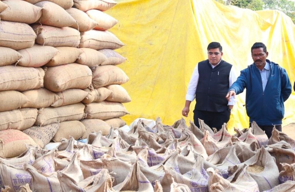 CG Paddy News:– कलेक्टर ने धान उपार्जन केंद्रों का औचक निरीक्षण किया, एक समिति प्रबंधक निलंबित, तीन प्रबंधकों को दायित्व से पृथक किया