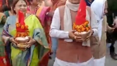 कलश यात्रा में जूते पहनकर उतरे विधायक अमर अग्रवाल, आरटीआई कार्यकर्ता कुणाल शुक्ला ने उठाए सवाल