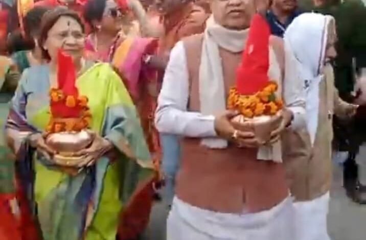 कलश यात्रा में जूते पहनकर उतरे विधायक अमर अग्रवाल, आरटीआई कार्यकर्ता कुणाल शुक्ला ने उठाए सवाल कलश यात्रा में जूते पहनकर उतरे विधायक अमर अग्रवाल, आरटीआई कार्यकर्ता कुणाल शुक्ला ने उठाए सवाल