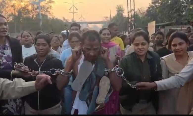 CG:– महिला आरक्षक के कपड़े फाड़ने वाले मुख्य आरोपी का निकला जुलूस, चेहरे पर लिपस्टिक, जूतों की माला और सड़क पर उठक–बैठक