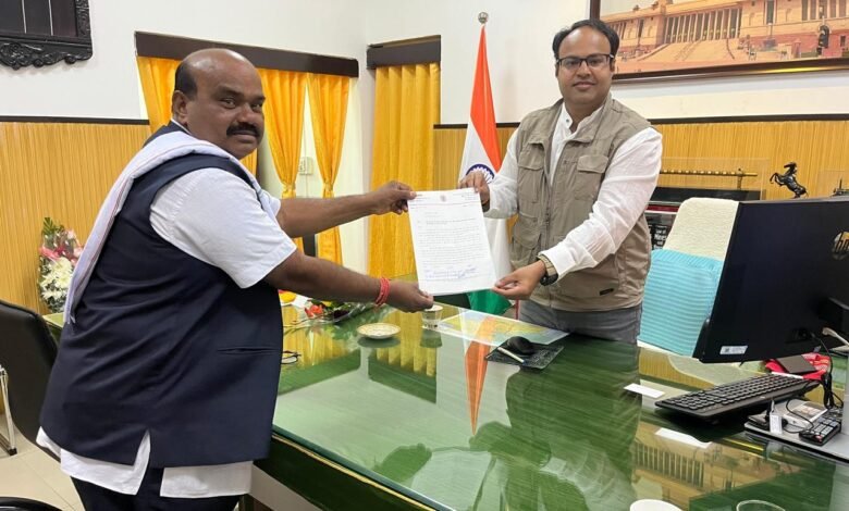 Janjgir-Champa नैला नहरिया बाबा मंदिर के पास फुट ओवर ब्रिज की मांग, विधायक ब्यास कश्यप ने डीआरएम को सौंपा ज्ञापन