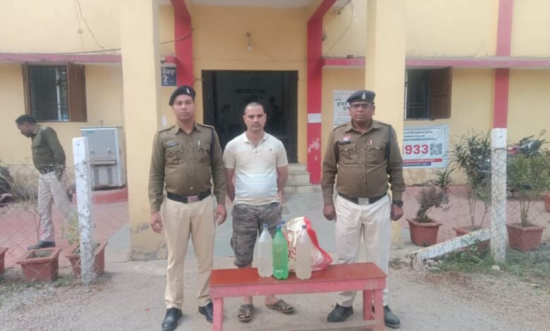 Janjgir-Champa Police Breaking News – पुलिस ने 09 लीटर अवैध महुआ शराब के साथ आरोपी को गिरफ्तार किया, न्यायिक रिमांड पर भेजा