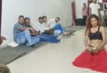 CG:– गरियाबंद के बाद अब इस जिले से भी सामने आया अश्लील डांस का वीडियो, सरकारी रेस्ट हाउस में बार बालाओं की रंगीन महफिल