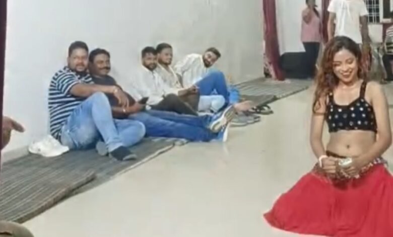 CG:– गरियाबंद के बाद अब इस जिले से भी सामने आया अश्लील डांस का वीडियो, सरकारी रेस्ट हाउस में बार बालाओं की रंगीन महफिल