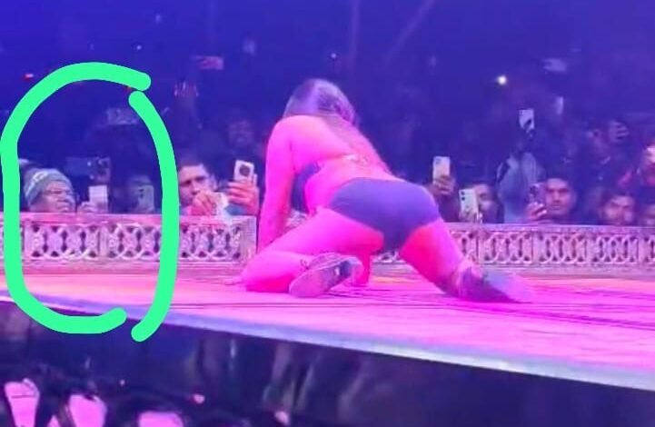 CG:– बार बालाओं का अर्धनग्न डांस,एसडीएम बनाते रहे वीडियो लुटाए पैसे,पुलिस वालों ने किया किस,वीडियो वायरल