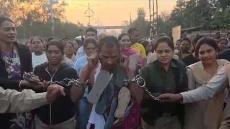 Raigarh News:– तम्नार की दो तस्वीरें और एक सवाल— जब कानून के रखवाले ही सीमा लांघें, तो न्याय किससे उम्मीद करे?