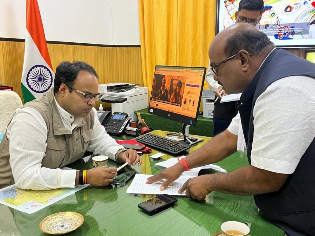 Janjgir-Champa नैला नहरिया बाबा मंदिर के पास फुट ओवर ब्रिज की मांग, विधायक ब्यास कश्यप ने डीआरएम को सौंपा ज्ञापन