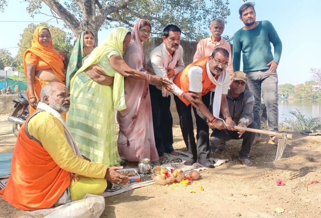 पालिकाध्यक्ष के हाथों सीसी रोड का हुआ भूमिपूजन,दस लाख रू की लागत से बनेगा दो जगहों पर  सी सी रोड